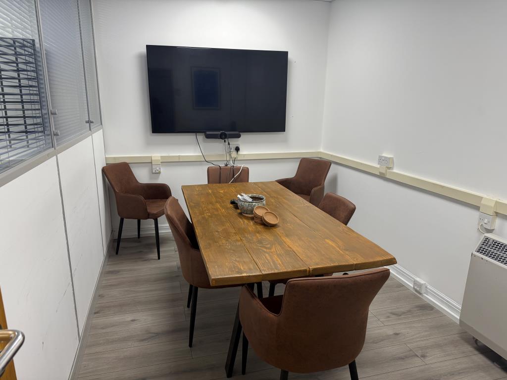 Lot: 94 - COMMERCIAL PART POSSESSION PRODUCING £16,200 PER ANNUM - First floor meeting room